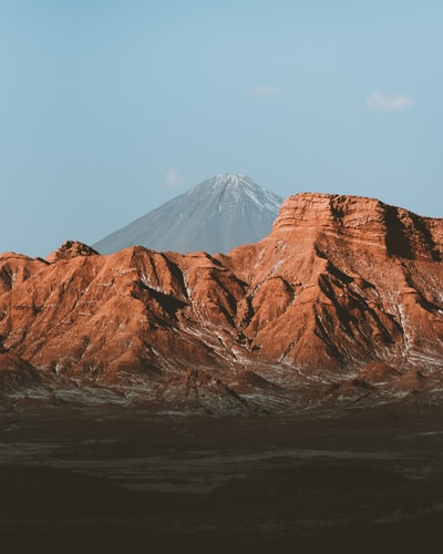 白天蓝天下的褐白山